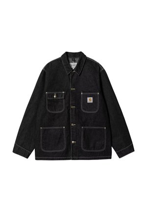 Chaqueta de mezclilla negra con un collar en punta, botones frontales, dos bolsillos en el pecho y detalle de costura blanca en contraste. Cuenta con un parche del logo de la marca.
