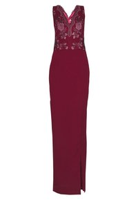 Bordeaux aftonklänning med figursydd bodice som har blommönsterbroderi, V-ringning och en lång, flödande kjol med en sidoklyvning.