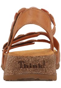 Sandales en cuir marron avec un design à plusieurs brides, semelle en liège et semelle texturée ; dotées d'un logo en relief sur le talon.