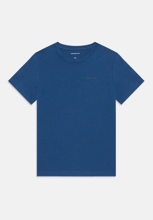 Marineblaues Baumwoll-T-Shirt mit Rundhalsausschnitt und kurzen Ärmeln. Auf der linken Vorderseite befindet sich ein dezentes Calvin Klein-Logo in einem helleren Farbton.
