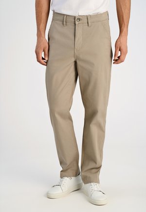 Beige broek van lichtgewicht stof, met een rechte snit, knoopsluiting en voorzakken. Draag met witte sneakers.