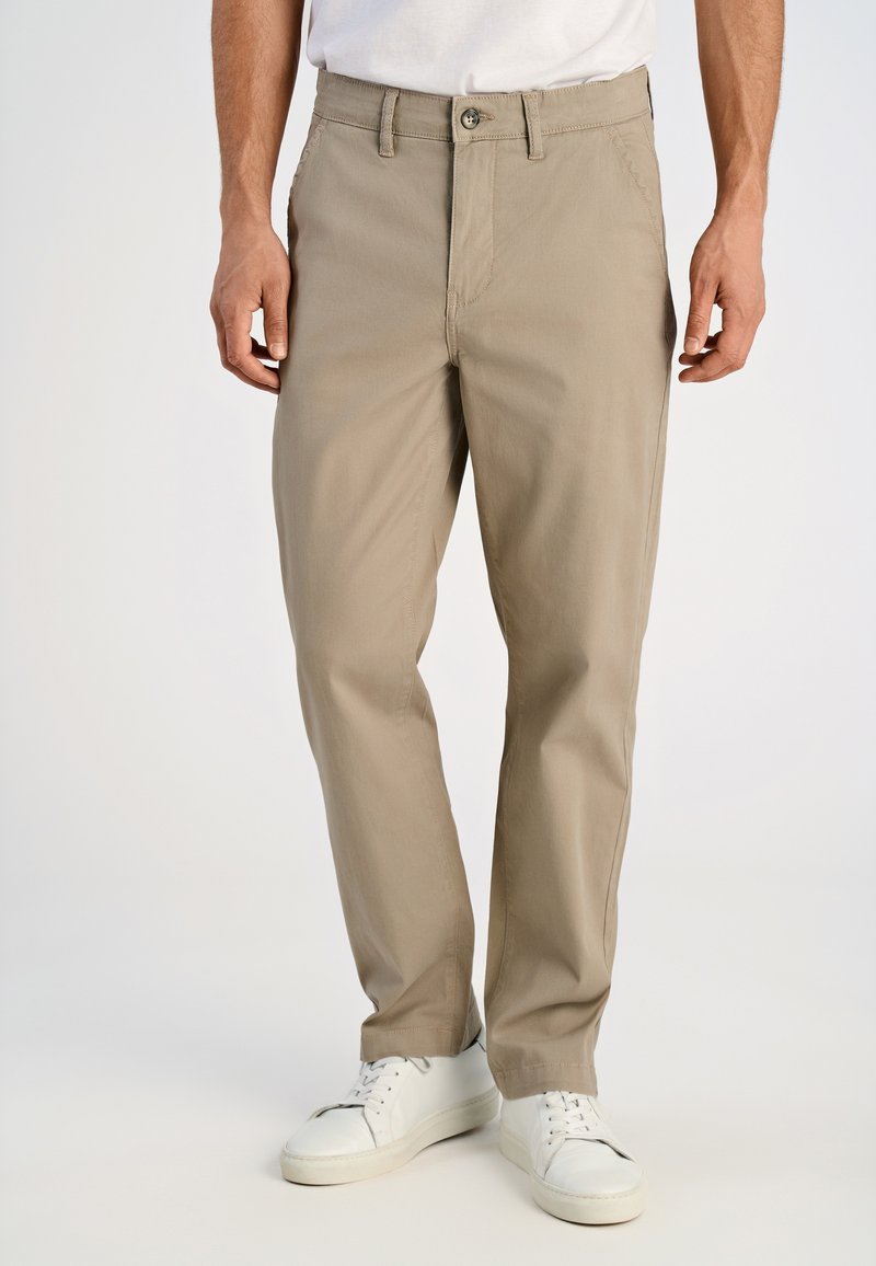 Beige broek van lichtgewicht stof, met een rechte snit, knoopsluiting en voorzakken. Draag met witte sneakers.