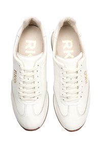 Sneakers bianchi in pelle con finitura testurizzata, caratterizzati da un marchio 'RKO' dorato, punta arrotondata e sistema di allacciatura tradizionale.