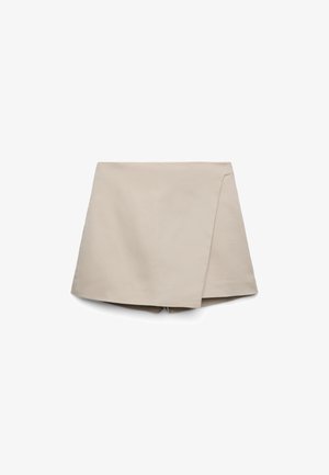 Skort beige con parte frontale avvolgente, linee pulite e leggero sovrapporsi, realizzato in tessuto liscio, mostrato su sfondo bianco.