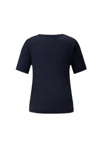 Tmavě modré tričko s krátkým rukávem a kulatým výstřihem s hladkou texturou. Jednoduchý design, žádné viditelné vzory ani akcenty.