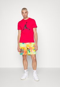 Jordan JUMPMAN SS CREW - T-shirt estampada - fire red/black