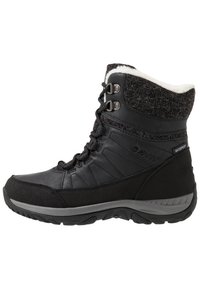 Zwarte waterdichte winterboot met stoffen kraag, vetersluiting, getextureerd leren bovenwerk, grijze rubberen zool en gevoerde voering voor isolatie.