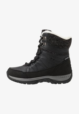 Zwarte waterdichte winterboot met stoffen kraag, vetersluiting, getextureerd leren bovenwerk, grijze rubberen zool en gevoerde voering voor isolatie.