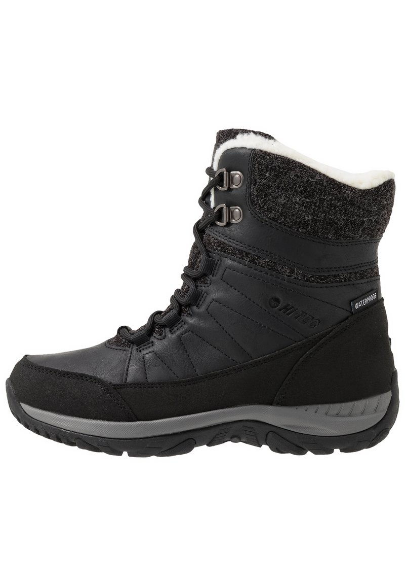 Zwarte waterdichte winterboot met stoffen kraag, vetersluiting, getextureerd leren bovenwerk, grijze rubberen zool en gevoerde voering voor isolatie.