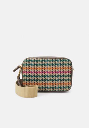 Petit sac bandoulière rectangulaire avec un motif pied-de-poule multicolore et une large sangle beige sur fond uni.