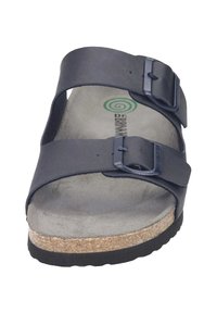 Sandalo in pelle nera con due cinturini regolabili, una soletta in sughero e una suola in gomma. Include una soletta testurizzata con dettagli del logo.