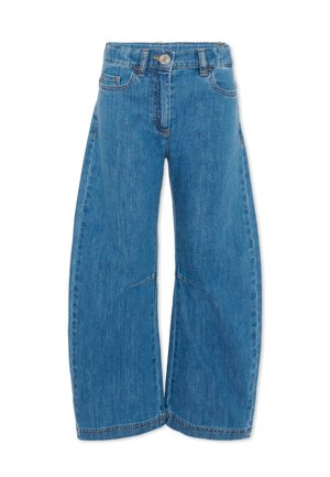 Jeans cropped a gamba larga in denim blu con chiusura frontale con bottoni e cerniera e design a cinque tasche su sfondo bianco.