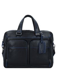 Borsa per laptop in pelle nera con piping blu, doppie tasche frontali, manici superiori e una etichetta per bagagli rimovibile. Texture liscia con dettagli in metallo argento.