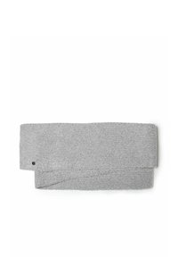 Bandeau en tricot gris avec une finition texturée et un design plié. Présente un petit accent bouton noir sur un côté.