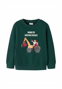 Zielona bluza z długim rękawem. Posiada grafikę Świętego Mikołaja w żółtej koparce z czerwoną torbą oraz biały napis „KOPIĄC PREZENTY ŚWIĄTECZNE.”