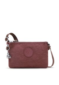 Bolsa burdeos con cremallera hecha de material sintético texturizado; cuenta con un charm decorativo y un parche de logo en relieve en la parte frontal.