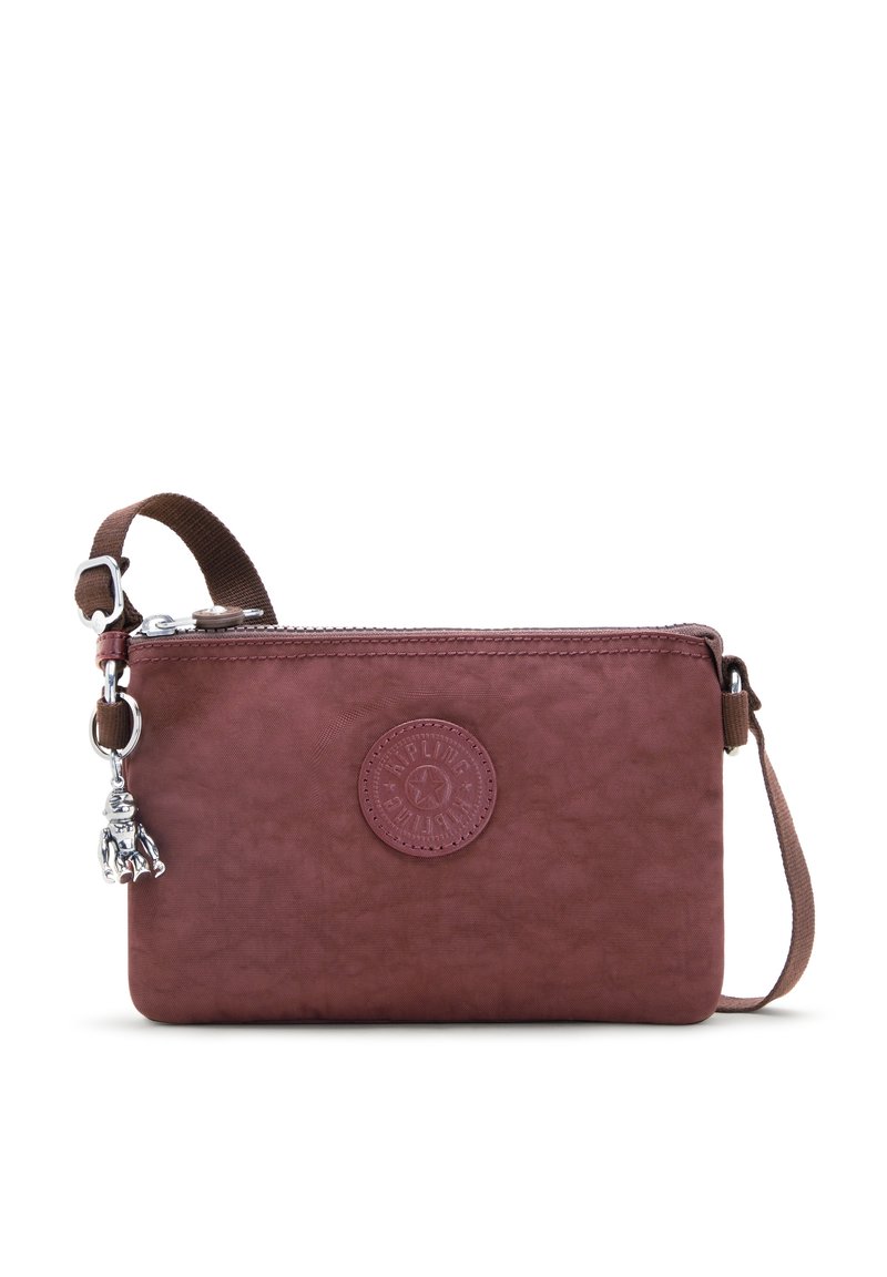 Bolsa burdeos con cremallera hecha de material sintético texturizado; cuenta con un charm decorativo y un parche de logo en relieve en la parte frontal.