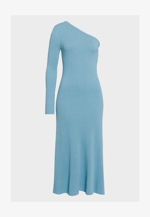 Robe en tricot côtelé bleu clair, avec un design à une épaule et une longue manche d'un côté, s'évasant au niveau de l'ourlet.