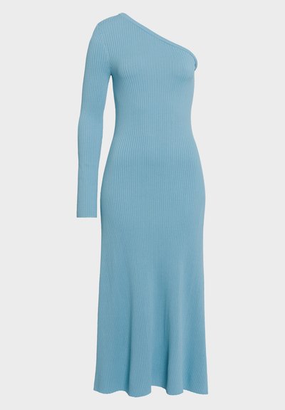 Robe en tricot côtelé bleu clair, avec un design à une épaule et une longue manche d'un côté, s'évasant au niveau de l'ourlet.