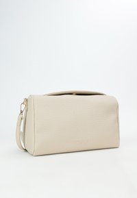 Beige texturovaná umělá kožená taška obdélníkového tvaru, se zipovým uzavíráním a odnímatelným popruhem. Minimalistický design s tepaným logem.