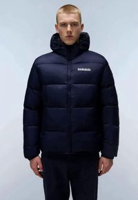 Temno moder napihnjen plašč z zadrgo spredaj, s kapuco in vodoravnimi prešivanimi sekcijami. Ima logotip na prsih in elastične manšete.