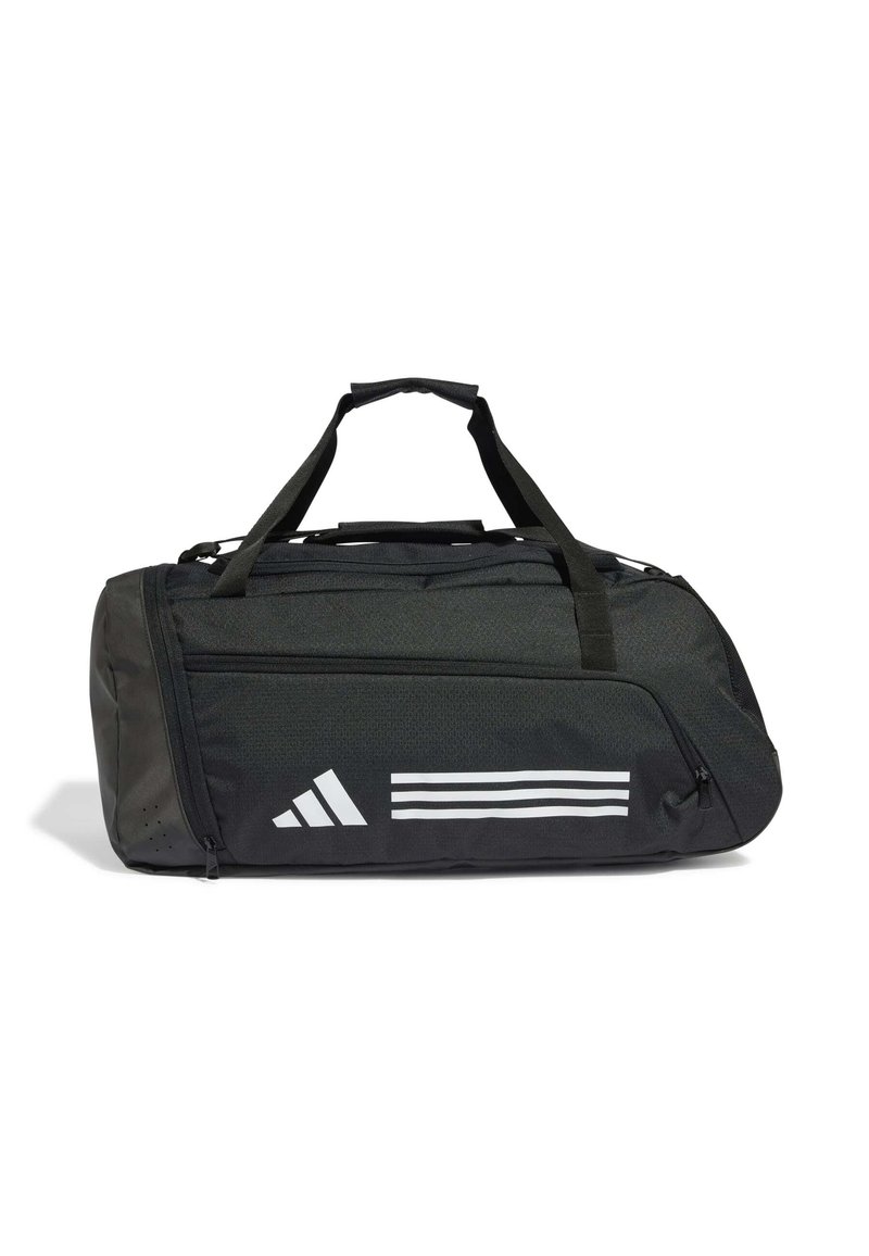 Svart duffelbag laget av teksturert stoff, med en hovedlomme med glidelås, topphåndtak og et hvitt tre-stripes logo-design.