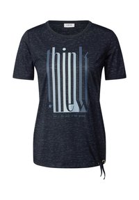 T-shirt bleu marine à manches courtes avec un motif texturé, présentant un graphique imprimé avec le mot "think" dans des nuances variées et des accents argentés.