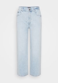 Jeans de mezclilla azul claro con un corte relajado y de pierna ancha. Cuenta con trabillas para cinturón, bolsillos frontales, cremallera y un parche de la marca en la parte posterior.