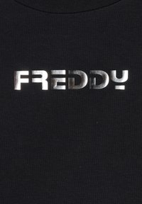 T-shirt in cotone nero con lettering metallico argento che scrive "FREDDY" sul petto, colletto rotondo e tessuto testurizzato.