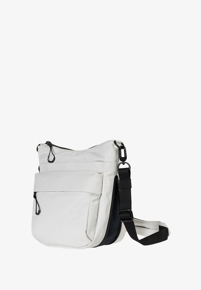 Weißes Stoff-Crossbody-Bag mit einem schwarzen Tragegurt, ausgestattet mit einem Hauptreißverschlussfach und einer Fronttasche mit Reißverschluss und Ziehband-Detail.