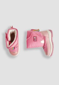Bottes étanches roses avec doublure en peluche, bout rond et accents arc-en-ciel. Présente un visage souriant à l'avant et une semelle en caoutchouc texturée.