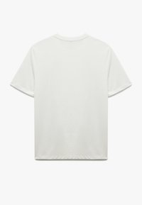 Camiseta de algodón blanca con un escote redondo y mangas cortas. La parte posterior es lisa, sin gráficos ni detalles adicionales. Textura suave.