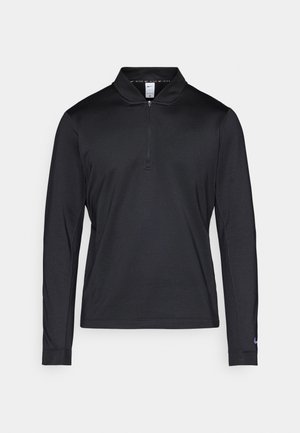 Μαύρο Nike φόρεμα μακ ρυμάνικο με φερμουάρ μέχρι το ένα τέταρτο, ψεύτικο γιακά και μικρό λογότυπο στον αριστερό καρπό, παρουσιασμένο σε λευκό φόντο.