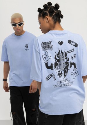 YOURTURN UNISEX - Trükipildiga T-särk - light blue