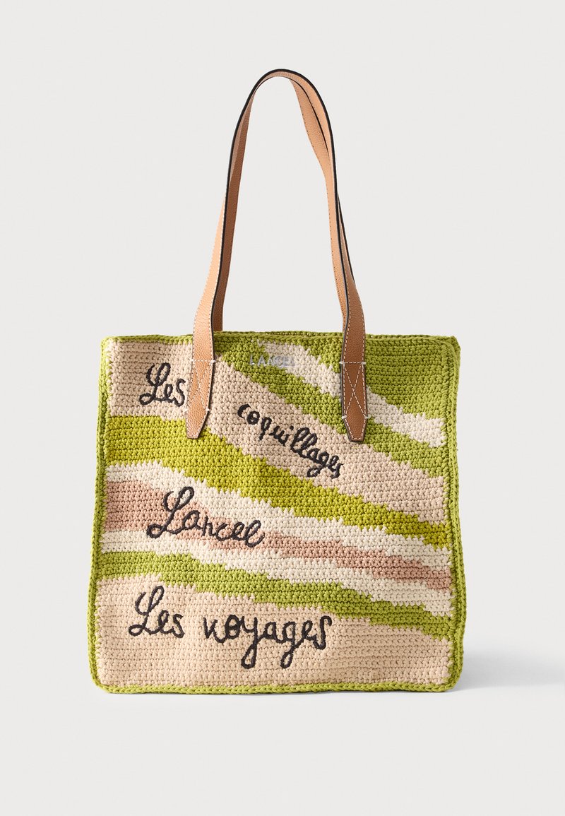 Τσάντα tote πλεκτή με μπεζ, πράσινες και ροζ ρίγες, δερμάτινες λαβές και γαλλικό κείμενο κεντημένο διαγώνια στο μπροστινό μέρος.