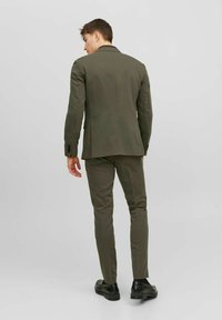 Jack & Jones PREMIUM JPRFRANCO TROUSER - Pantalones chinos - grape leaf