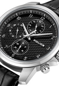 Reloj analógico negro con una esfera texturizada, marcadores de hora plateados y tres subesferas. Cuenta con una caja de acero inoxidable y una correa de cuero negro.