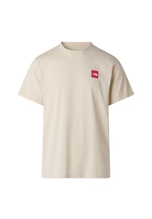 Beige katoenen T-shirt met korte mouwen, ronde hals en een rood logo op de linkerborst. Heeft witte tekst "NEVER STOP EXPLORING."