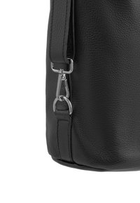 Bolso de cuero negro con un acabado texturizado, que presenta un cierre de metal plateado y una correa ajustable, mostrando su diseño premium y durabilidad.