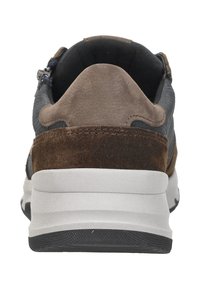 Heren sneaker met een donkergroen mesh bovenwerk, bruine suède accenten, gewatteerde kraag en een witte schuim tussenzool met een gestructureerde zwarte rubberen buitenzool.