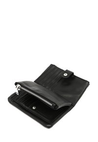 Portafoglio in pelle nera con scomparto con zip, molteplici slot per carte e chiusura a pressione. Texture liscia e design semplice.