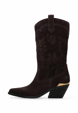 Stivale da cowboy in pelle scamosciata marrone scuro con cuciture decorative, punta appuntita, linguetta per tirare e tacco in legno inclinato con dettaglio metallico.