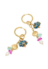 Guldörhängen med blå och orange fiskcharms, en musselfärga och färgglada pärlor i grönt, rosa och vitt.