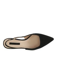 Scarpa slingback nera in suede con punta affusolata, caratterizzata da un design ritagliato e una soletta beige. Stile minimalista, senza hardware o dettagli visibili.