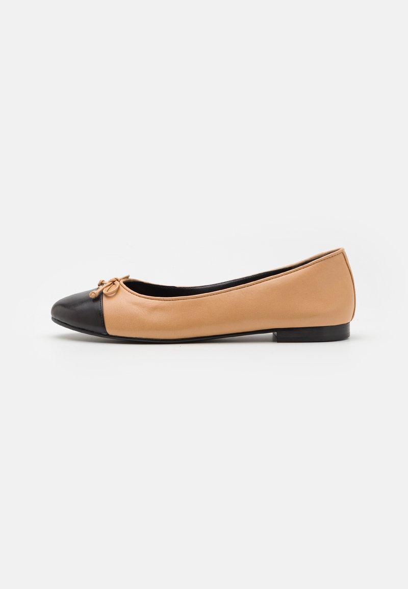 Tory Burch - BOW BALLET - Baleríny - ginger shortbread/perfect black, Zvětšit