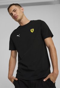 Puma SCUDERIA FERRARI RACE COLOUR SHIELD - Potiskana majica - black