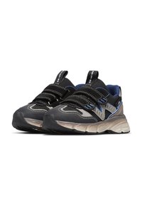 Scarpe sportive nere e grigie con accenti blu, due cinturini in velcro ciascuna, punte arrotondate, suole spesse e linguette con il marchio su sfondo bianco.