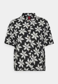 Czarna koszula krótki rękaw, zapinana na guziki, z białymi stylizowanymi wzorami kwiatów i kołnierzykiem, z czerwonym metkiem wewnątrz dekoltu.
