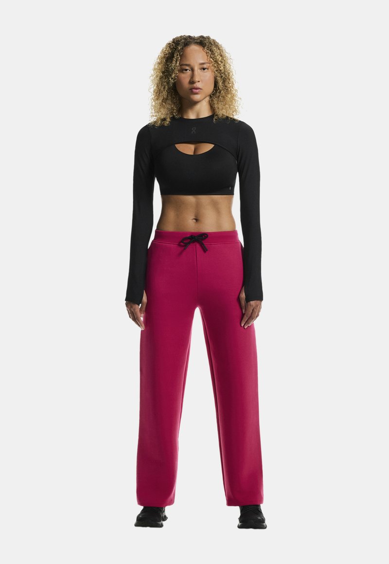Zwarte lange mouwen crop top met uitsnijdingen en fuchsia trekkoord sweatpants, voorzien van een relaxte pasvorm en een zachte textuur.