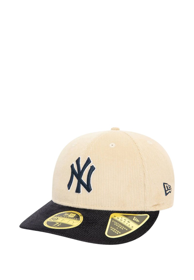 Gorra de pana caqui con visera negra, que presenta un logo de NY bordado en azul marino y dos etiquetas amarillas del producto en el borde.